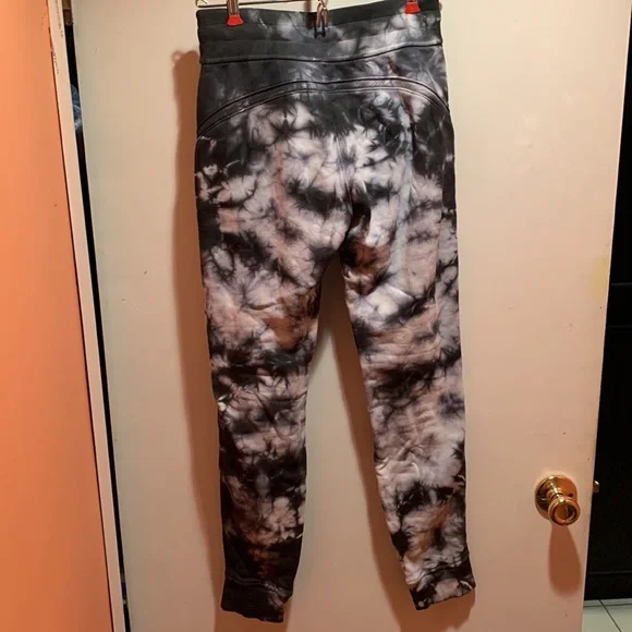 Warm down Lululemon joggers - Picture 7 of 8